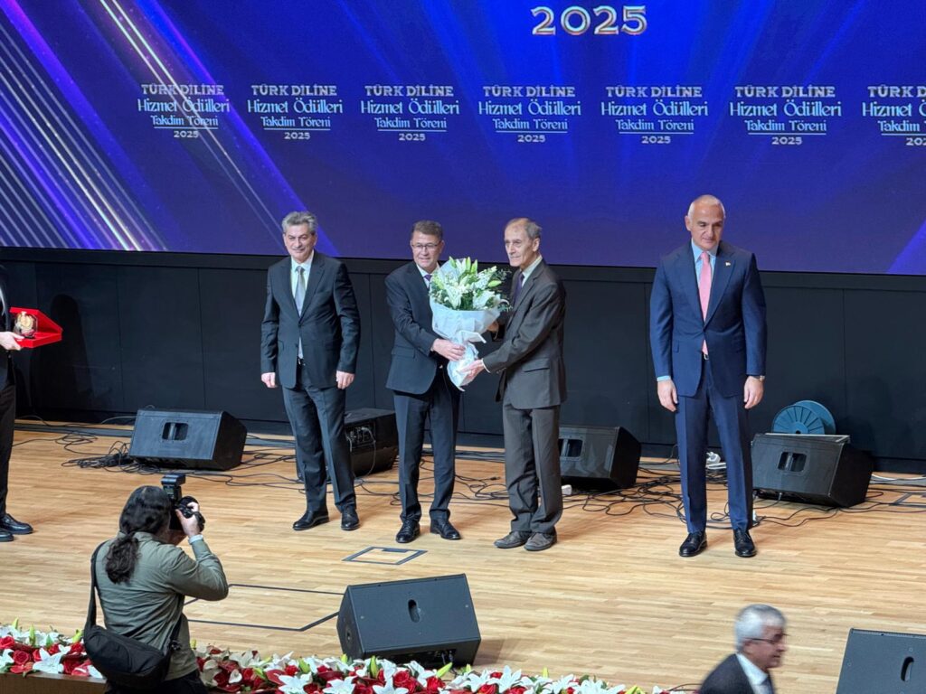 mężczyźni na scenia